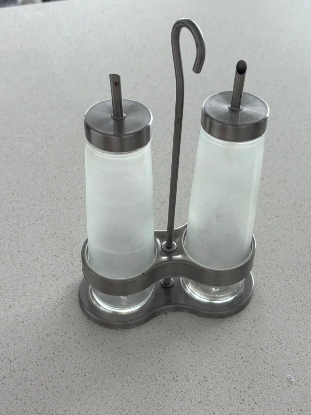 Oil and Vinagre Glass cruet set with metal holder