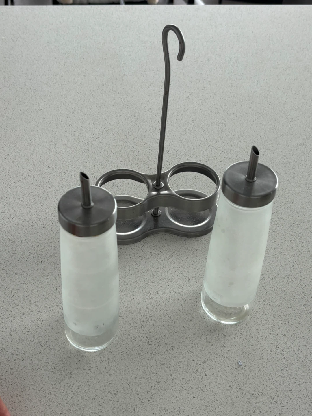 Oil and Vinagre Glass cruet set with metal holder - photo 3