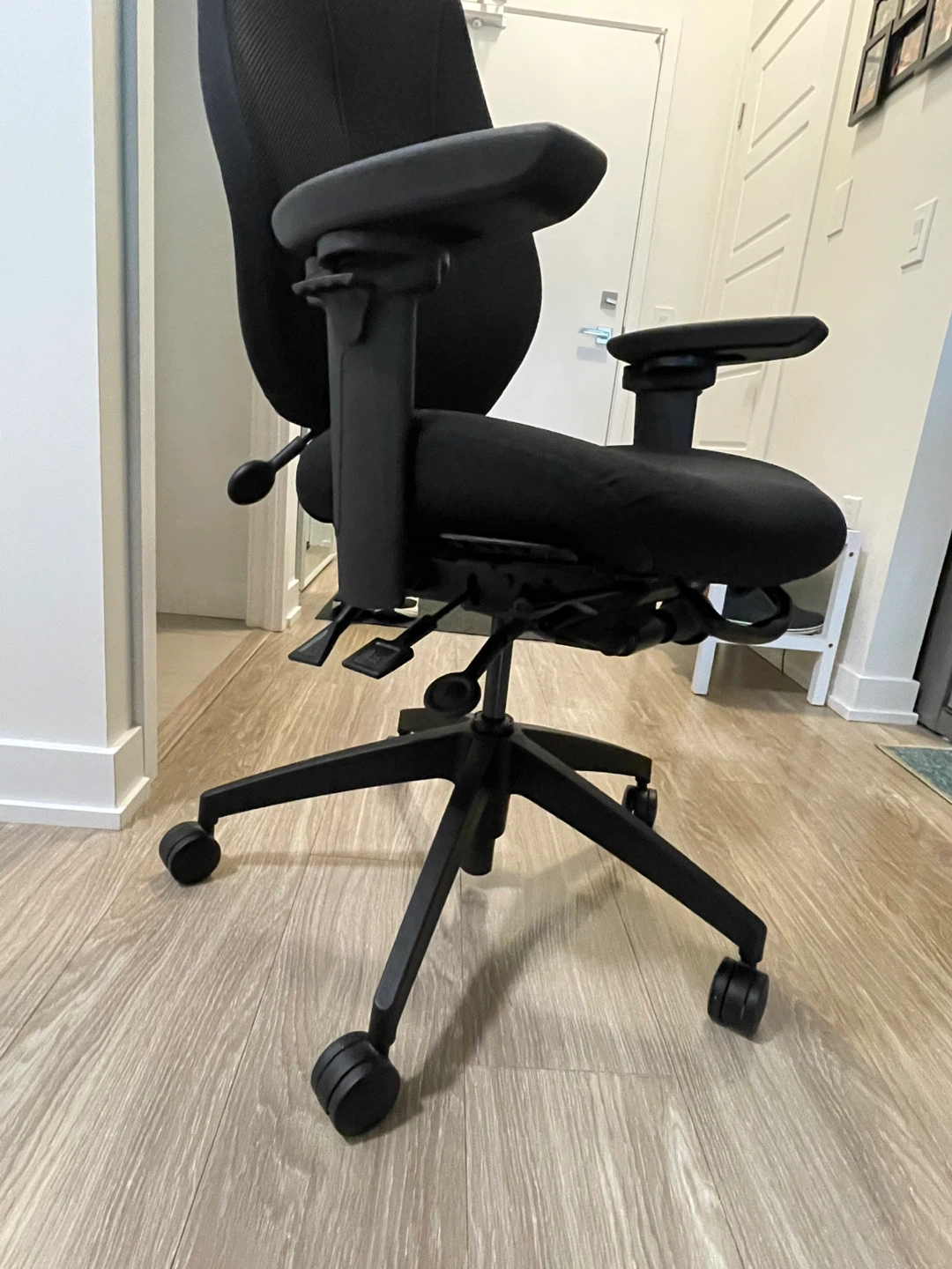Ergonomic Black Office Chair - photo 2