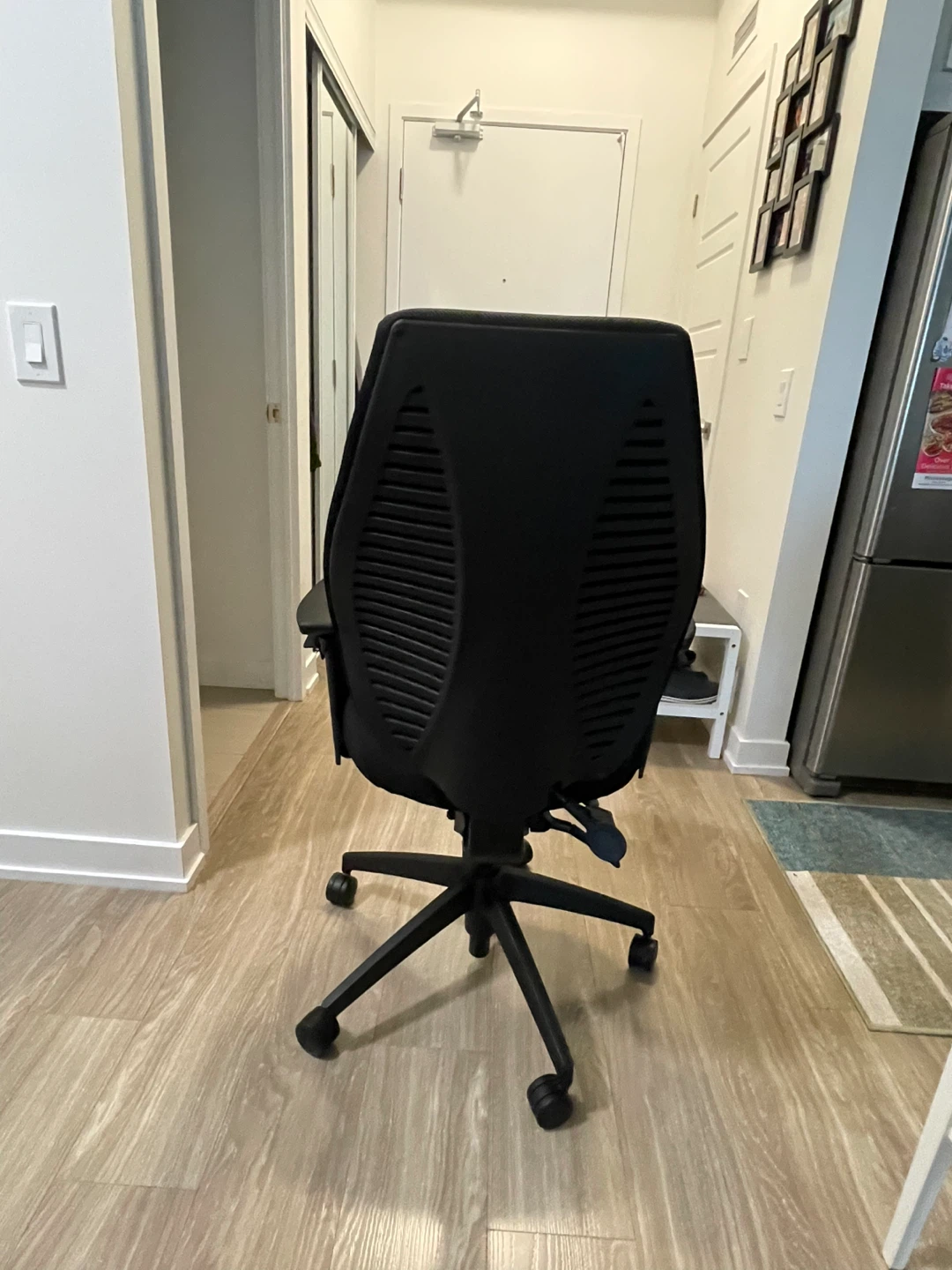 Ergonomic Black Office Chair - photo 3