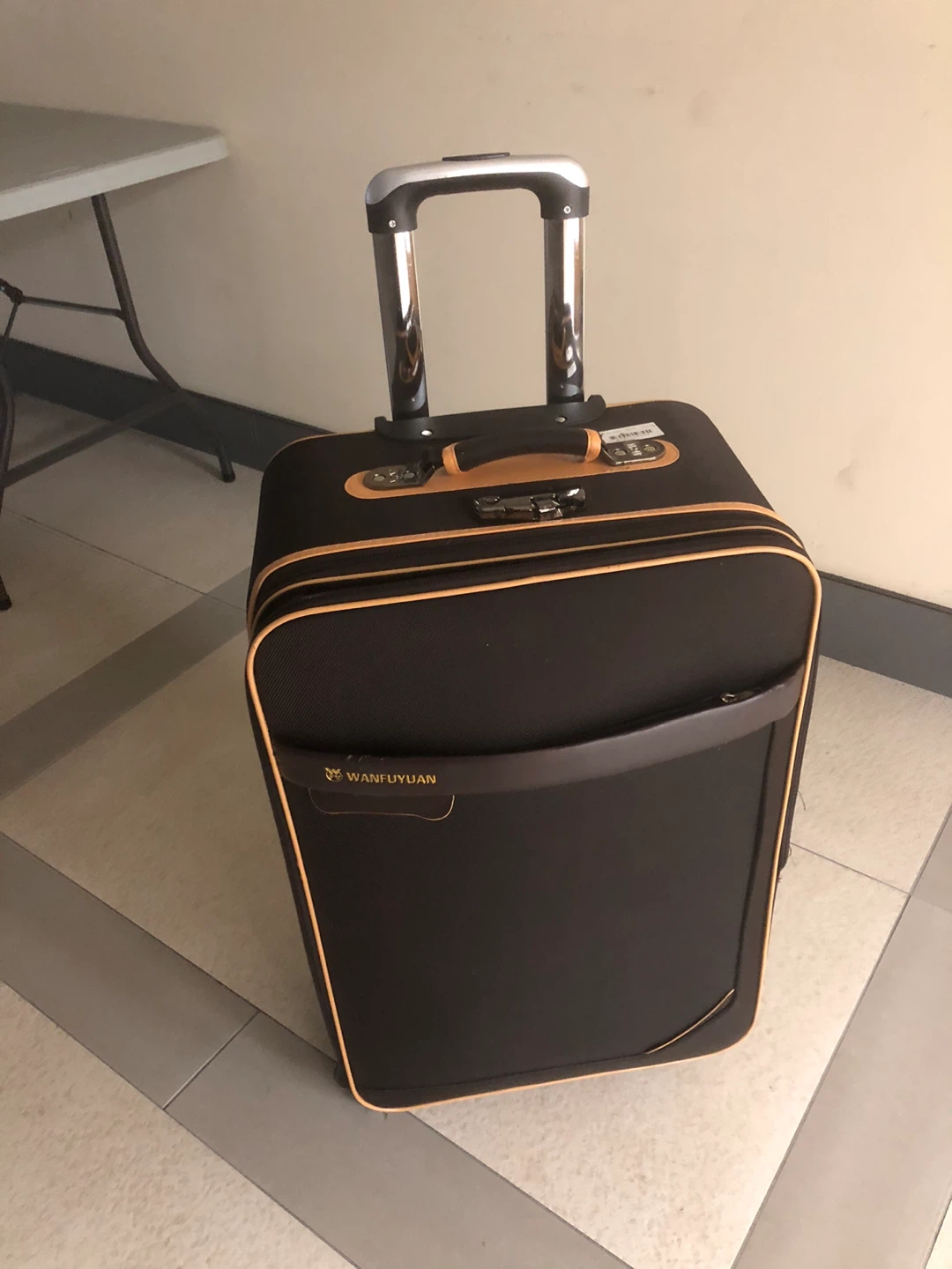 WANFUYUAN Black Rolling Suitcase with Telescopic Handle