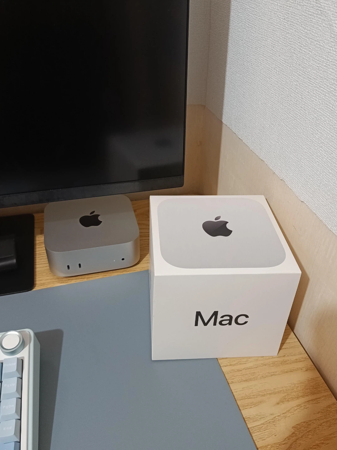 Apple Mac Mini (with box)