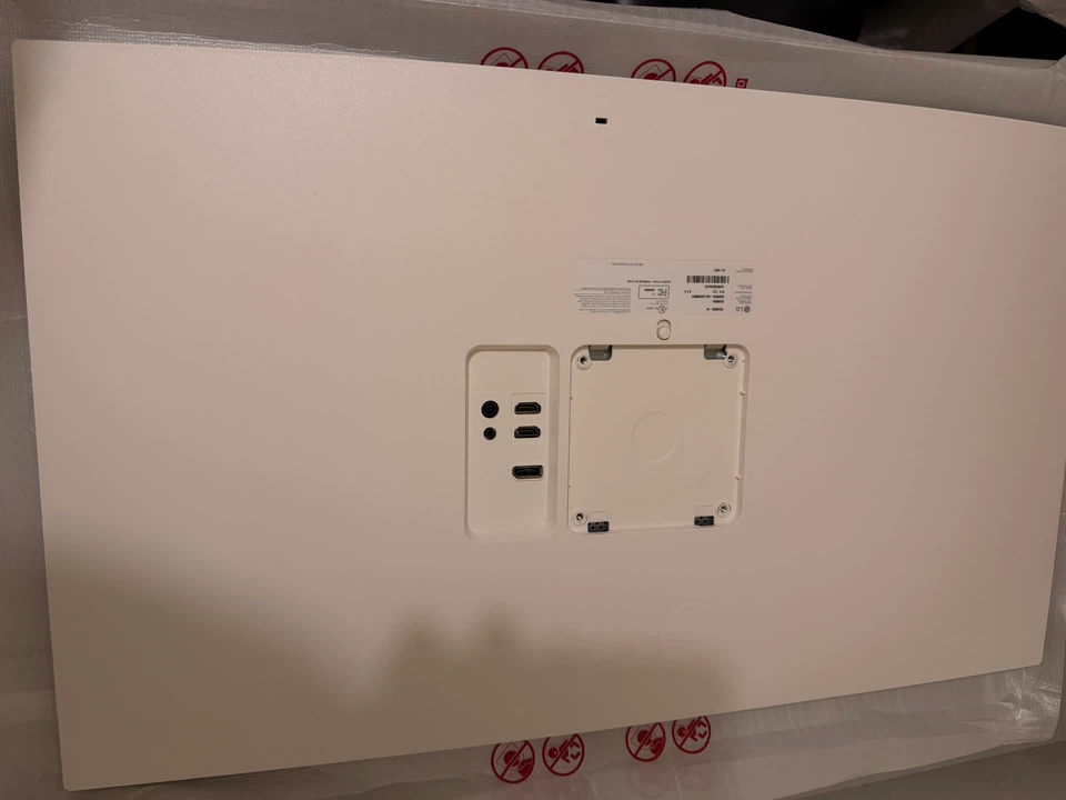 LG 32UN650-W 32” 4K UHD Monitor – Excellent Condition - photo 3