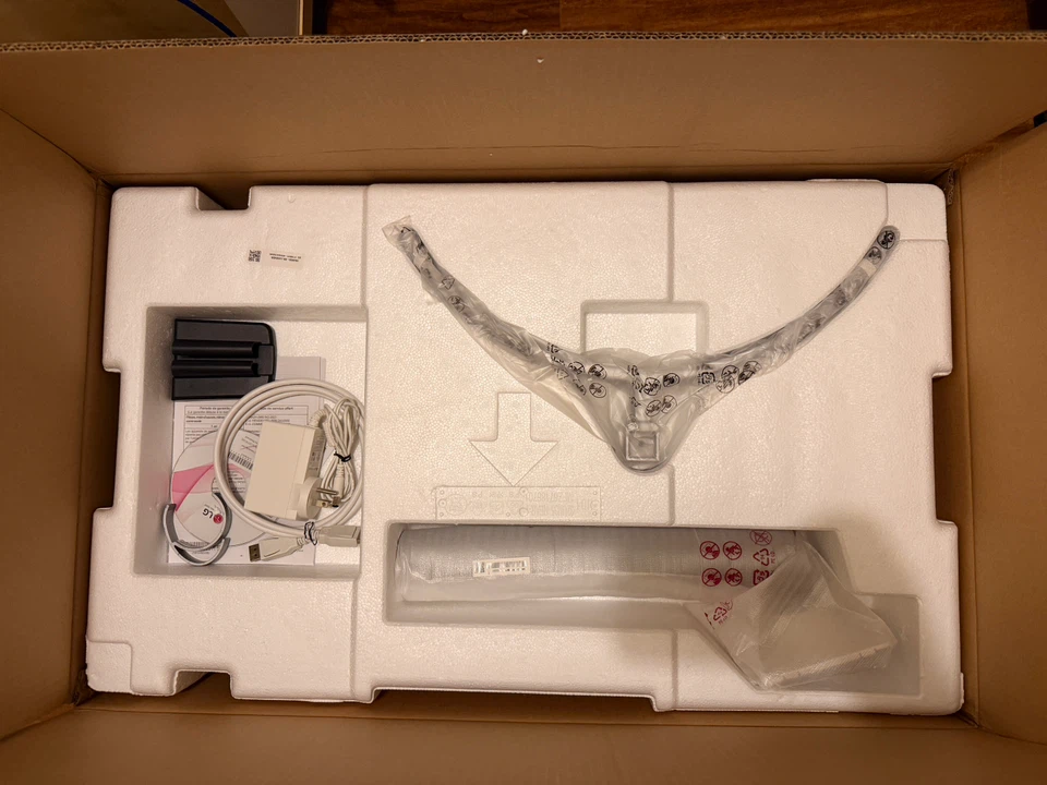 LG 32UN650-W 32” 4K UHD Monitor – Excellent Condition - photo 4