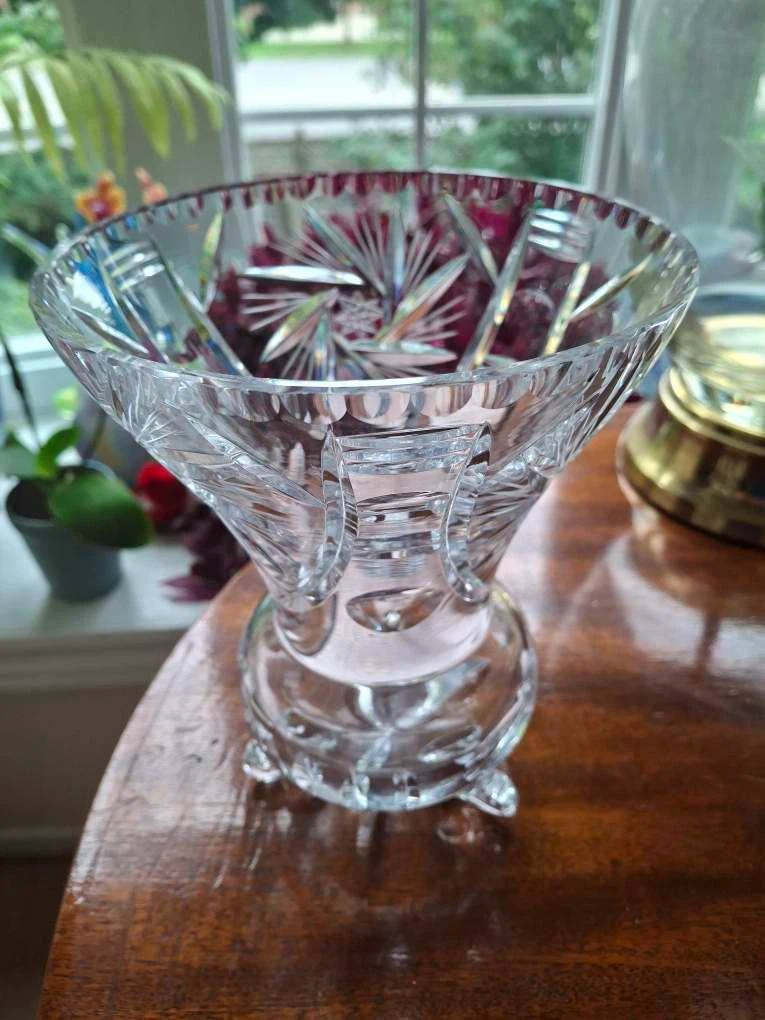 Crystal vase with feet