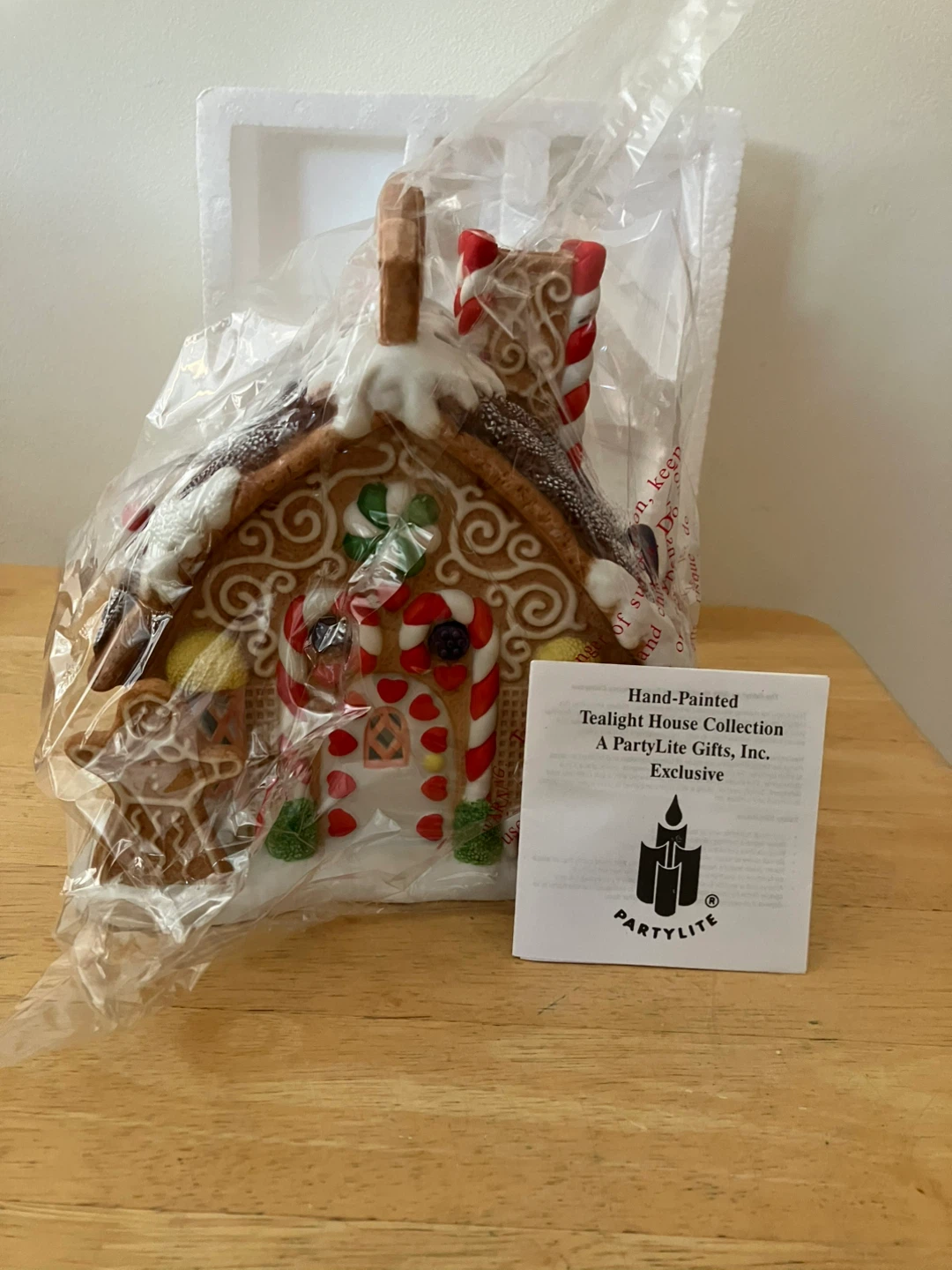 Partylite Hand-Painted Gingerbread House Tealight Holder - photo 3