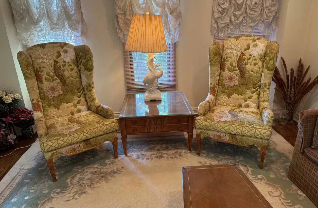 Oxford, Ltd. Wingback Armchair with table - photo 2