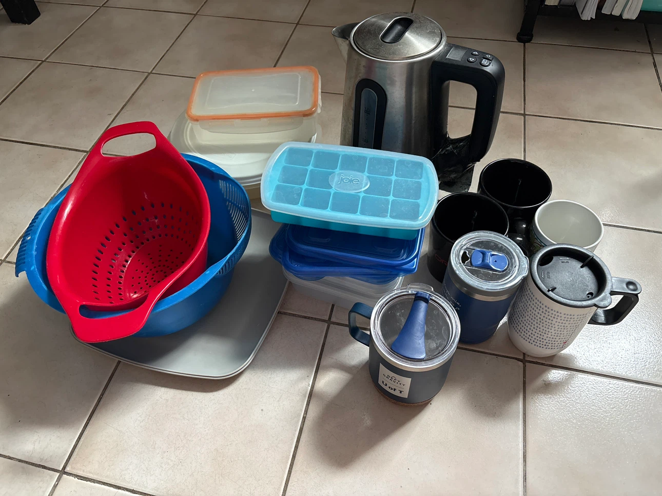 Kitchenware Lot: Colanders, Food Containers, Mugs & Kettle