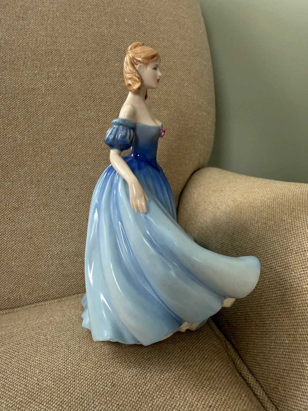 Royal Doulton Melissa Figure of the Year 2001 - photo 2