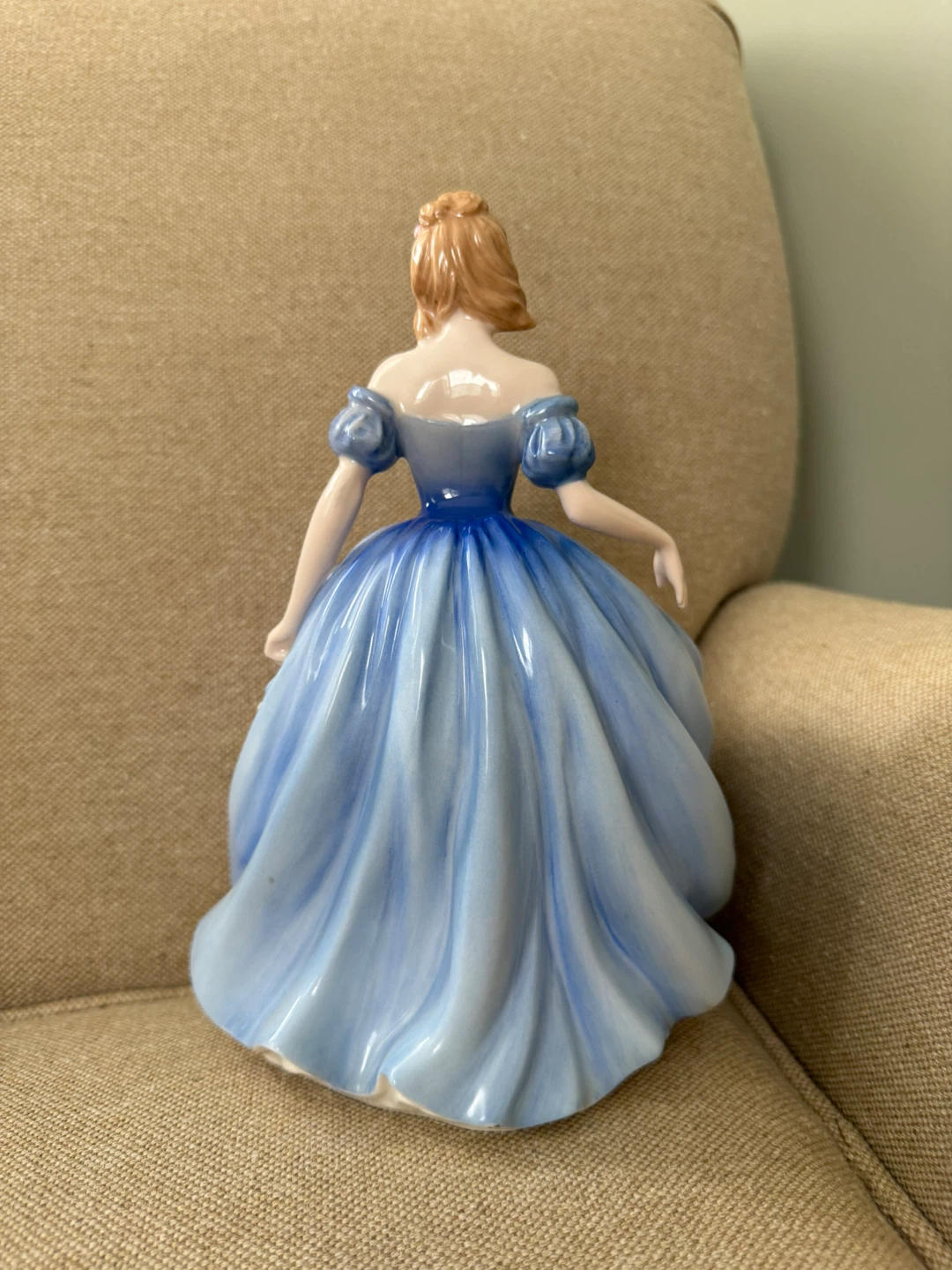 Royal Doulton Melissa Figure of the Year 2001 - photo 3