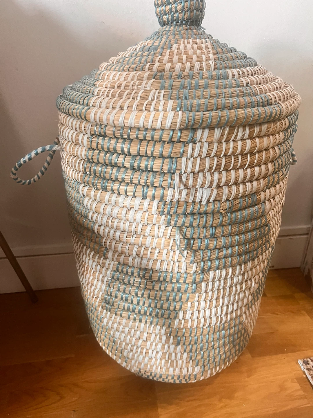 Woven seagrass basket with lid