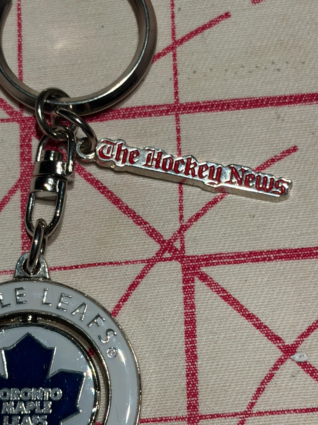 Toronto Maple Leafs Spinning Keychain - The Hockey News - photo 3