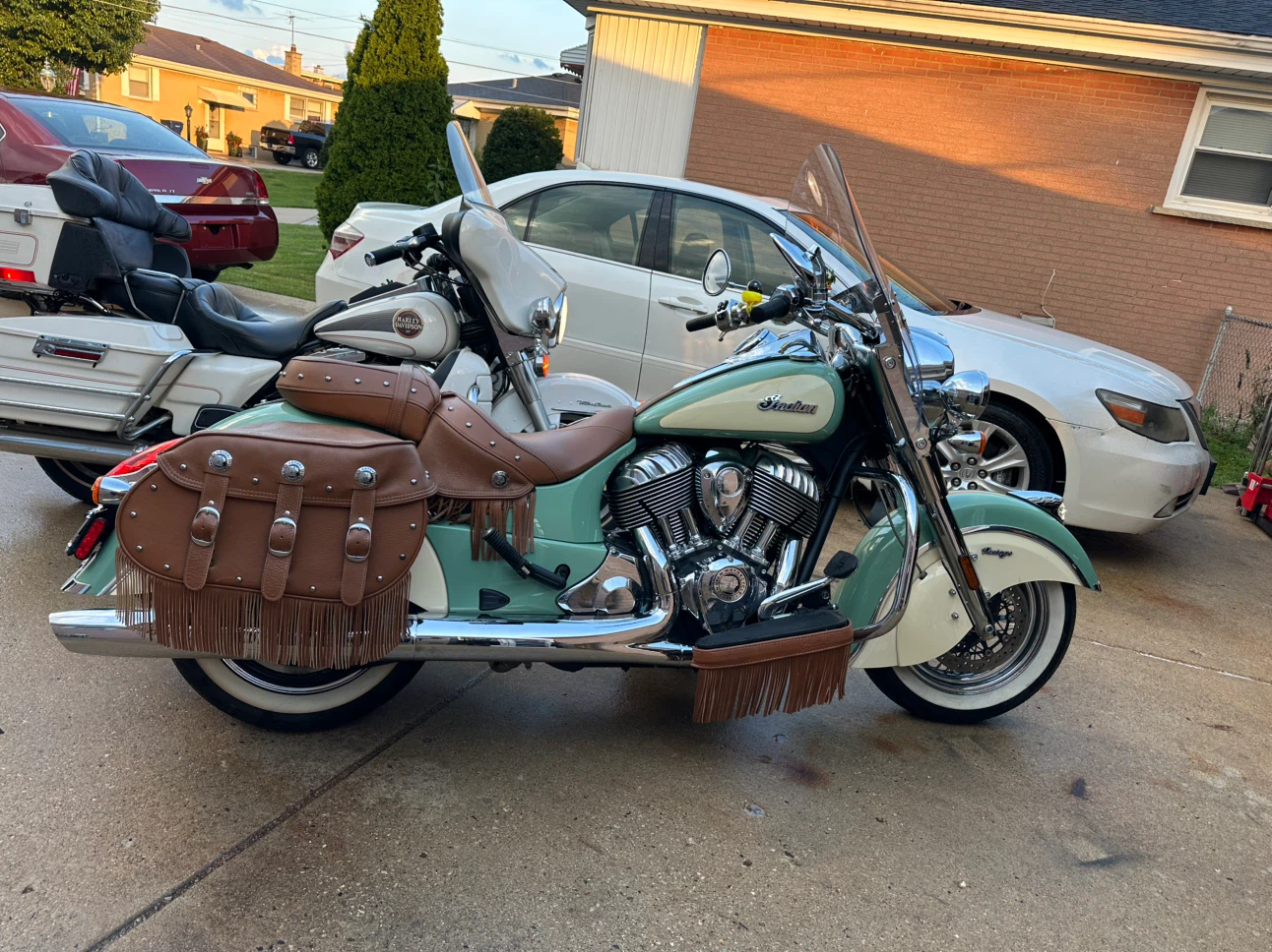 Indian Motorcycle Cruiser with Saddlebags - photo 2