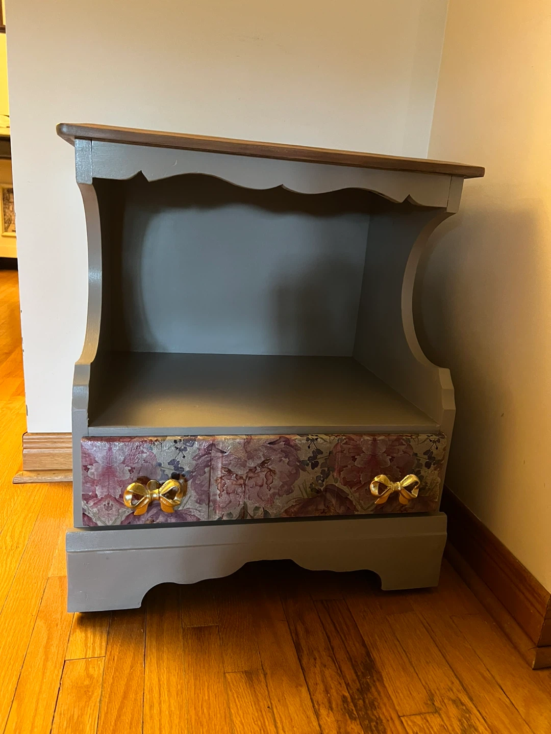 Vintage Style Grey Nightstand with Floral Drawers - photo 2