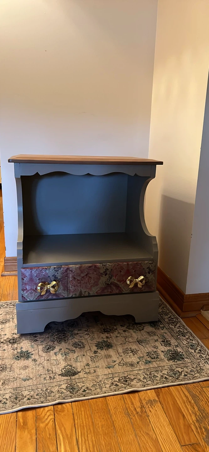 Vintage Style Grey Nightstand with Floral Drawers - photo 4