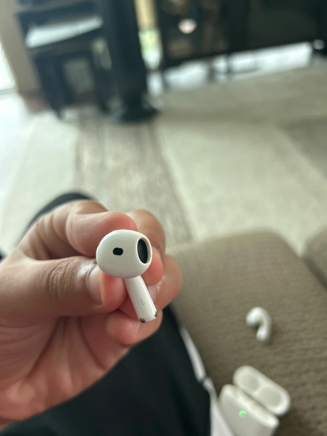 Apple AirPods 4s - photo 2