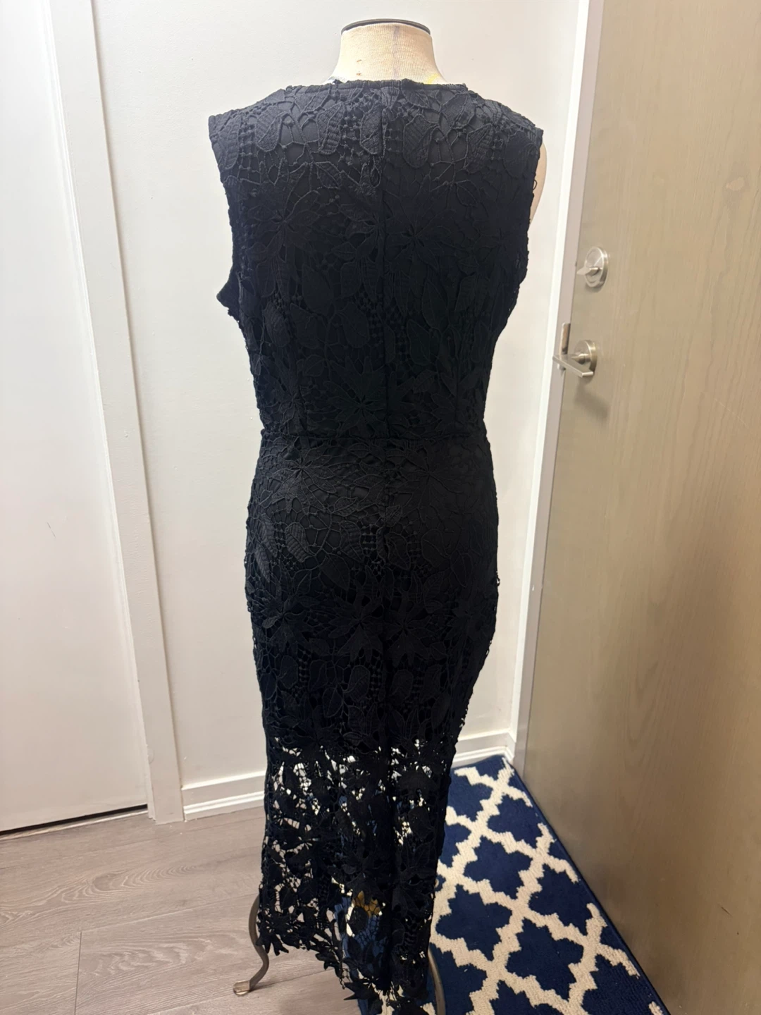 Black plunging neckline Lace Midi Dress - photo 2
