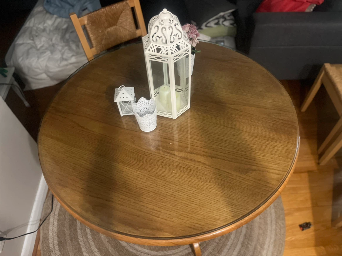 Selling a dinner table with 5 chairs