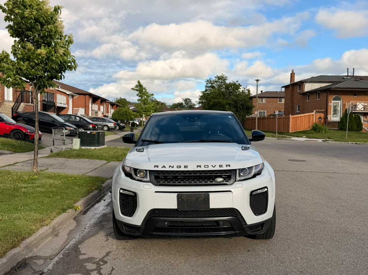White Range Rover Evoque 2017
