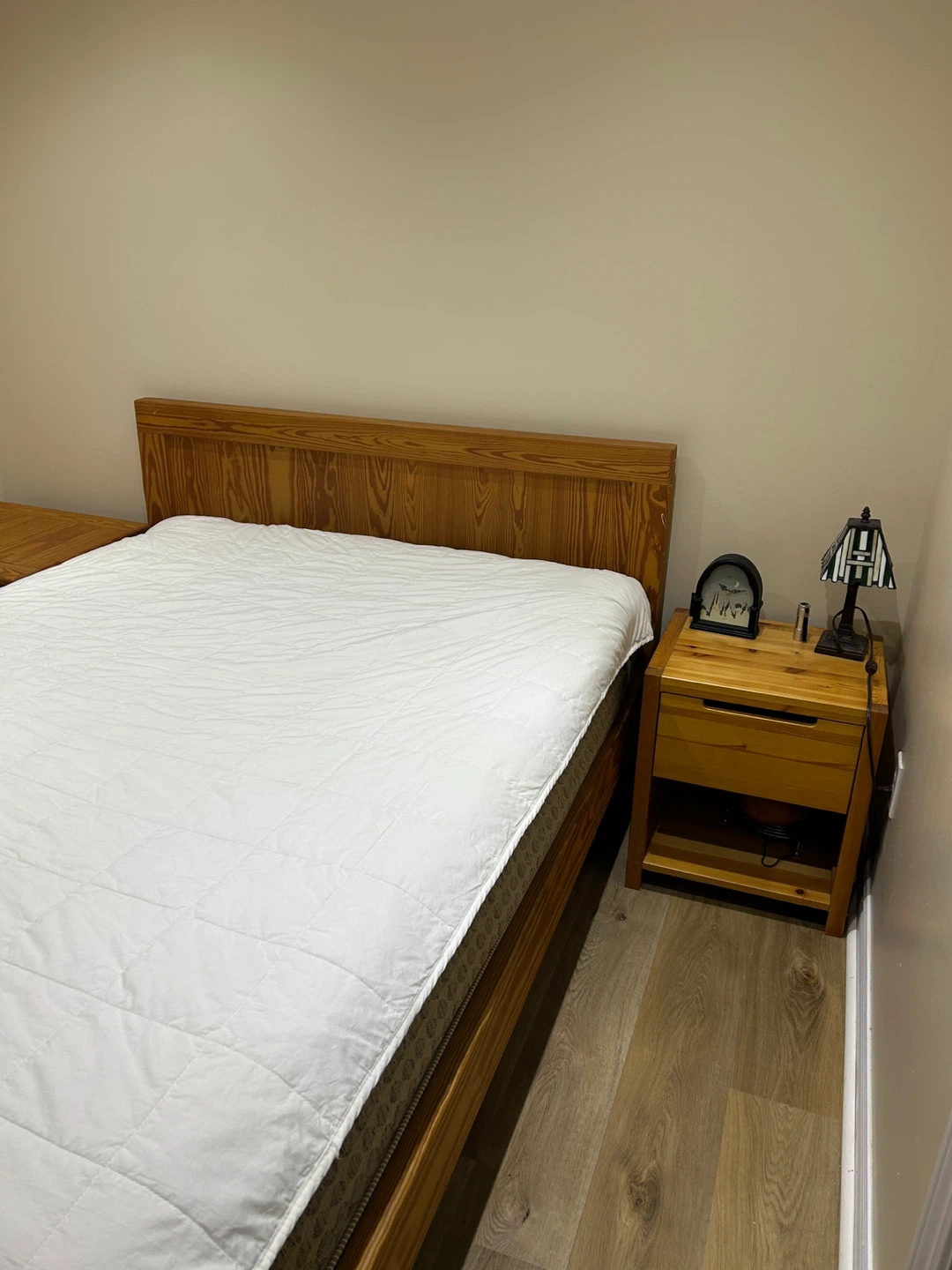 Queen size bed + side tables - photo 4