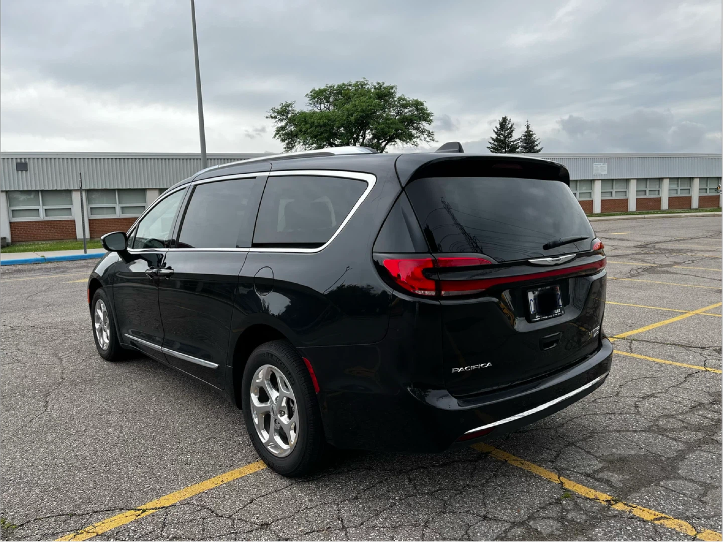 Black Chrysler Pacifica Minivan 2021 limited AWD - photo 3