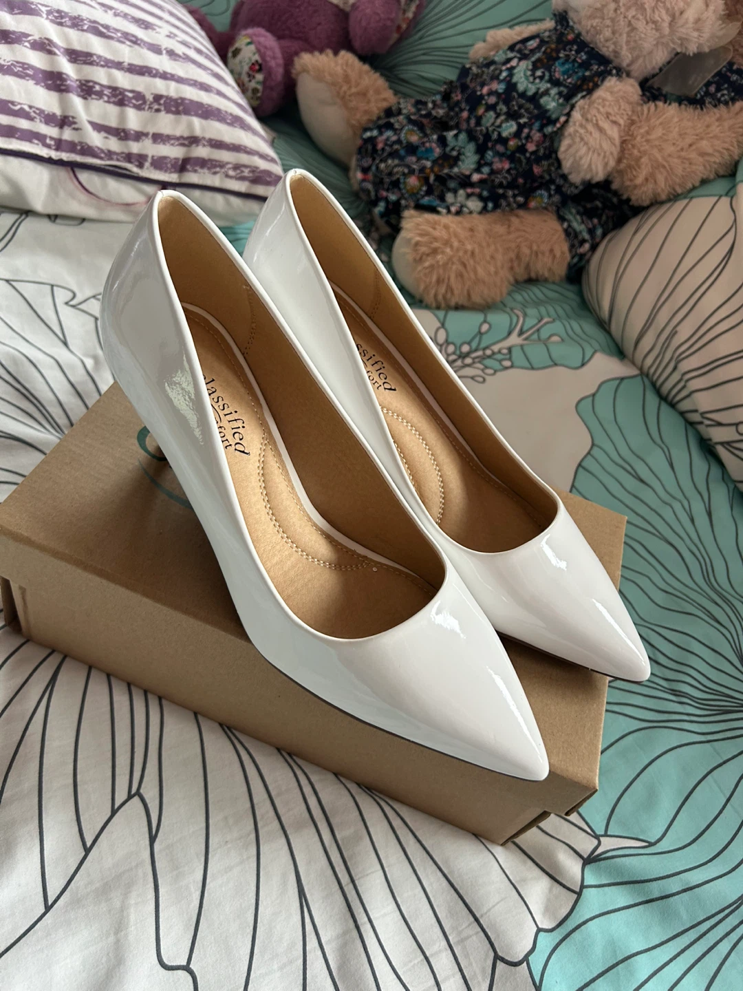 White Pointed Toe Heels Size 8