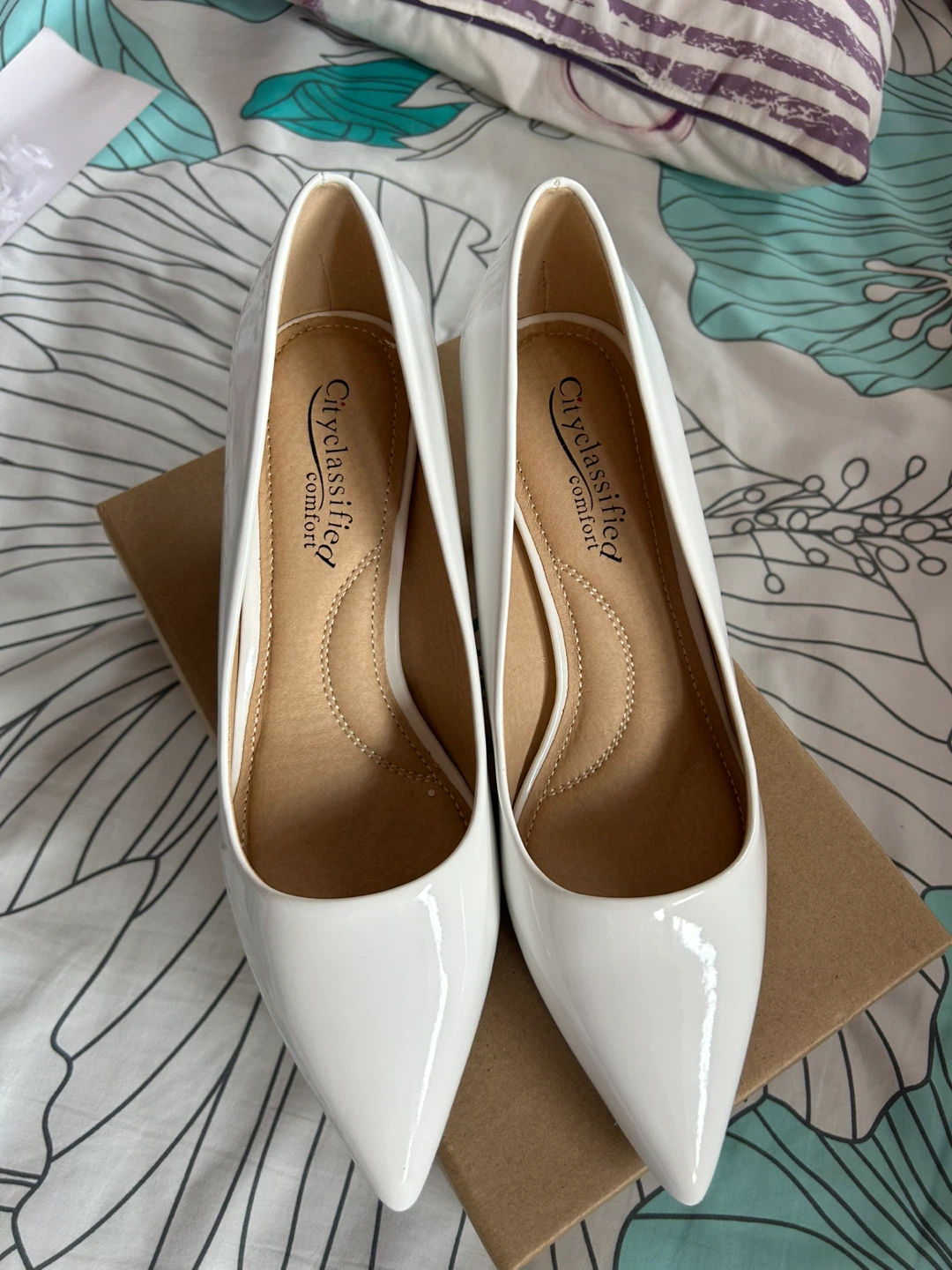 White Pointed Toe Heels Size 8 - photo 2