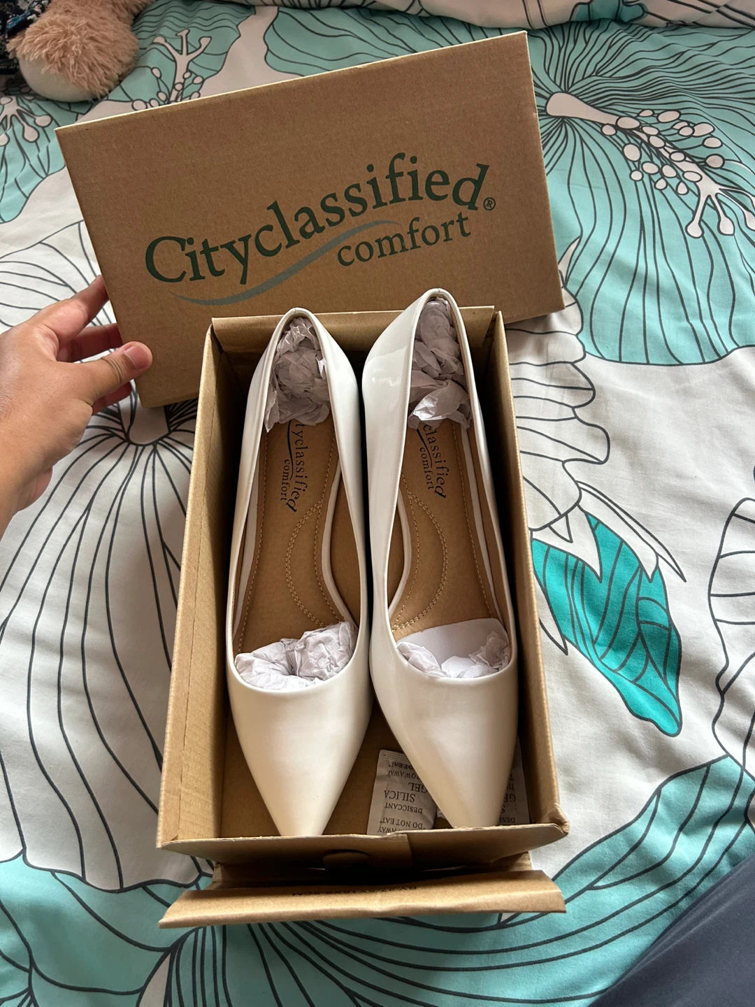 White Pointed Toe Heels Size 8 - photo 5