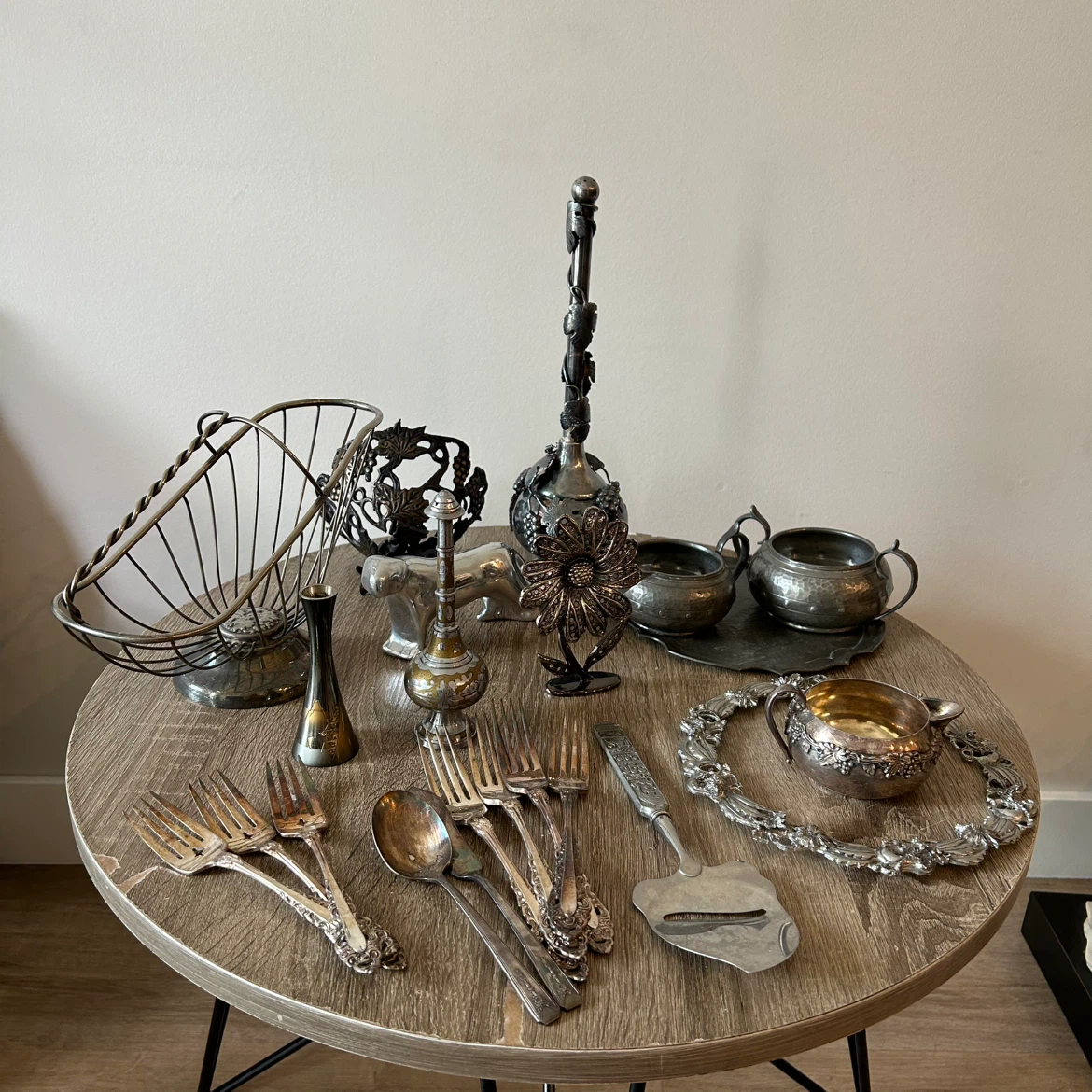 Set Vintage Silverplate, Pewter, & Brass Decor