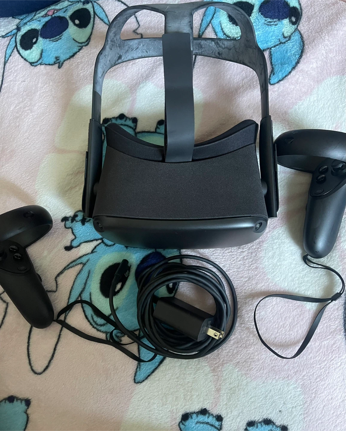 Oculus Quest VR Headset with Controllers and Case