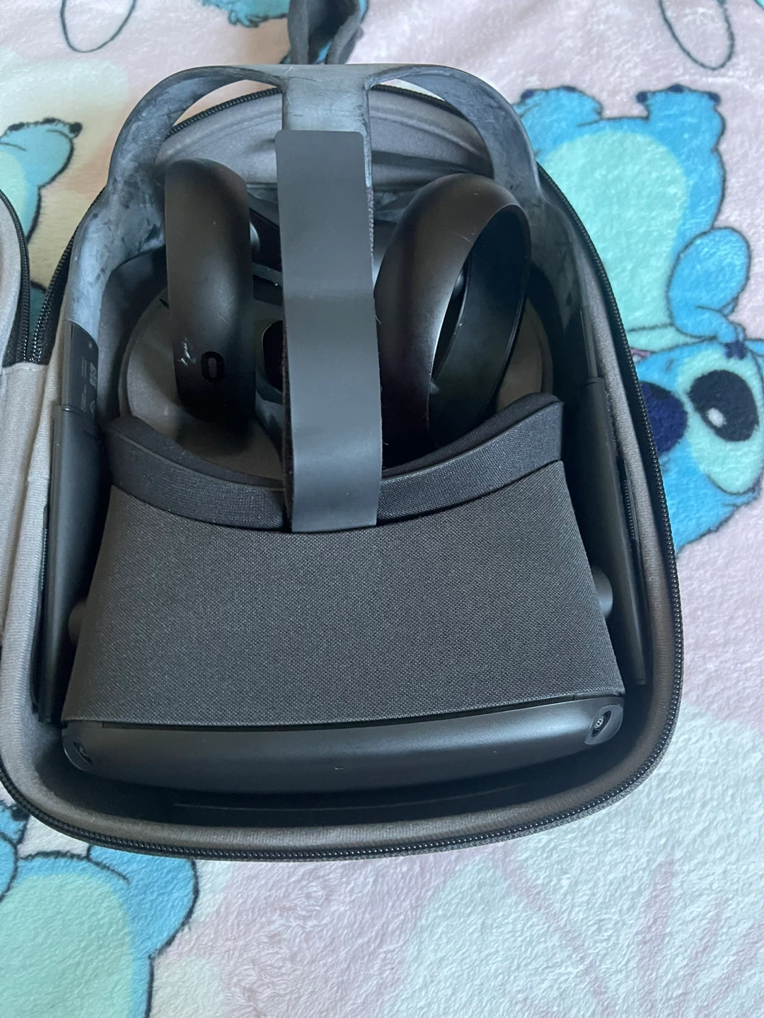 Oculus Quest VR Headset with Controllers and Case - photo 2