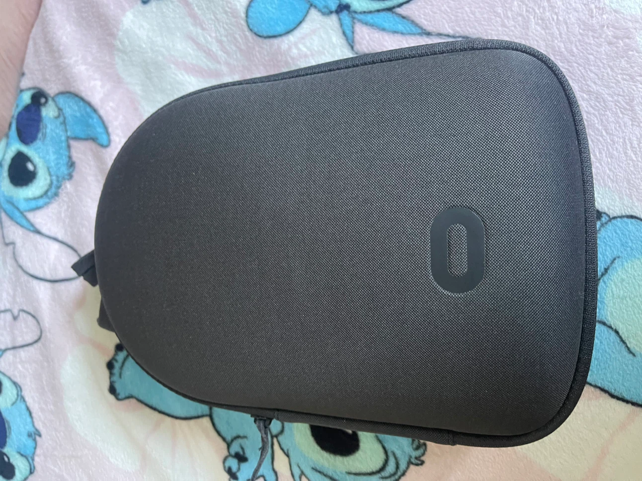 Oculus Quest VR Headset with Controllers and Case - photo 3