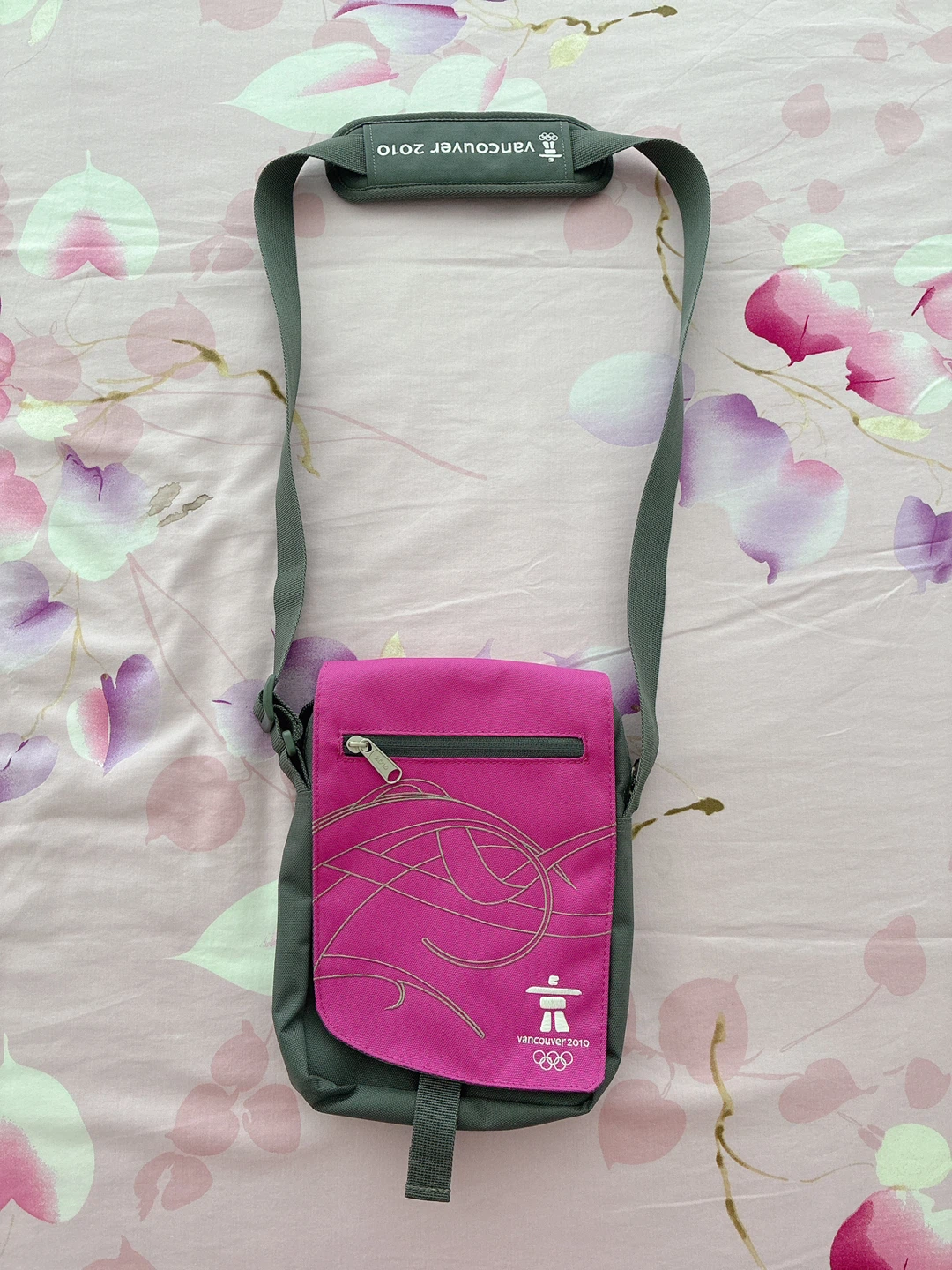 Vancouver 2010 Small Shoulder Bag - photo 2
