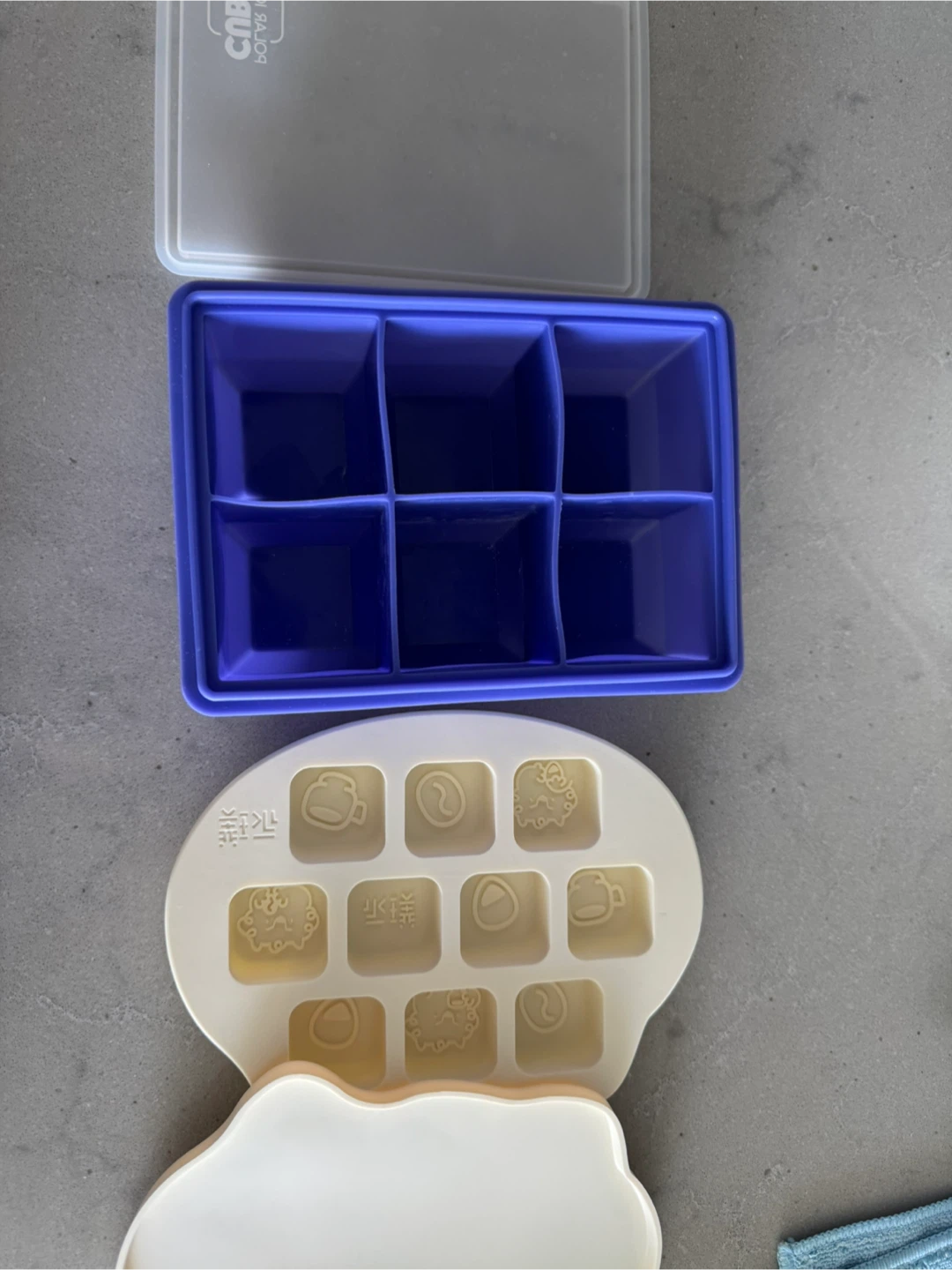 Moving sales- must go ice cube trays 2pcs - photo 2