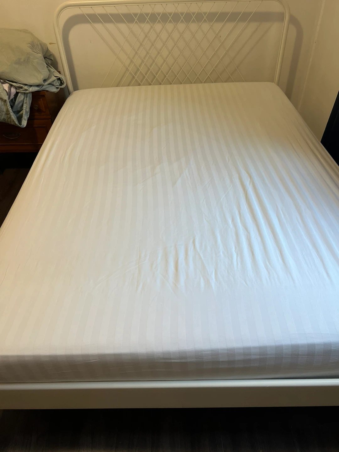 Moving sell: Ikea White Double Metal Bed Frame free mattress - photo 5