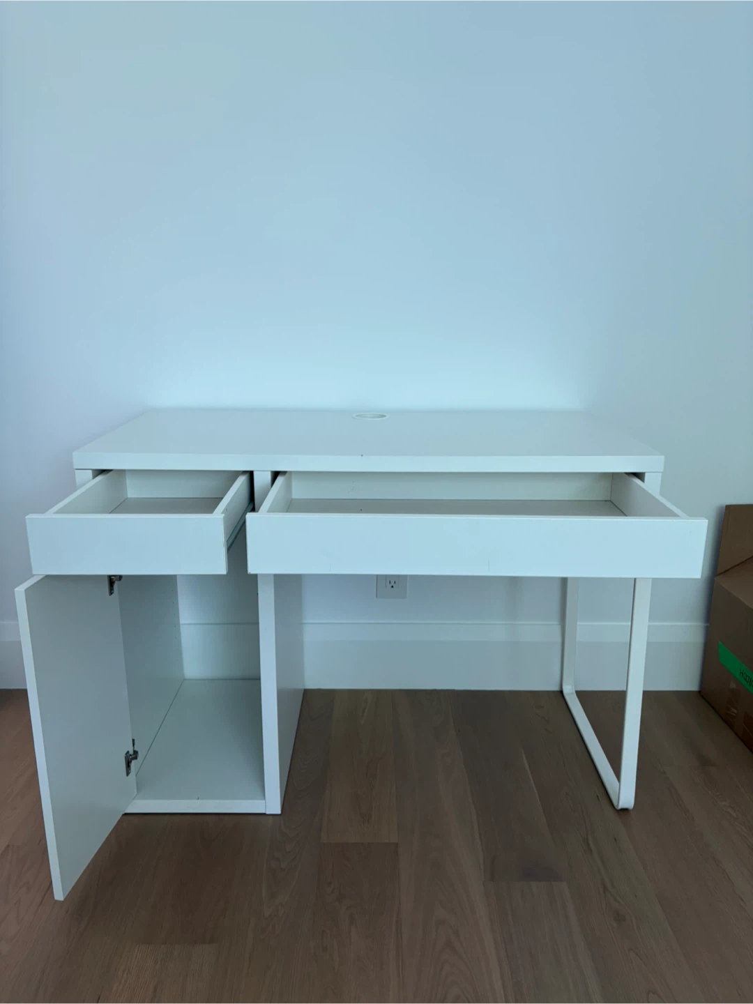 White desk - photo 2