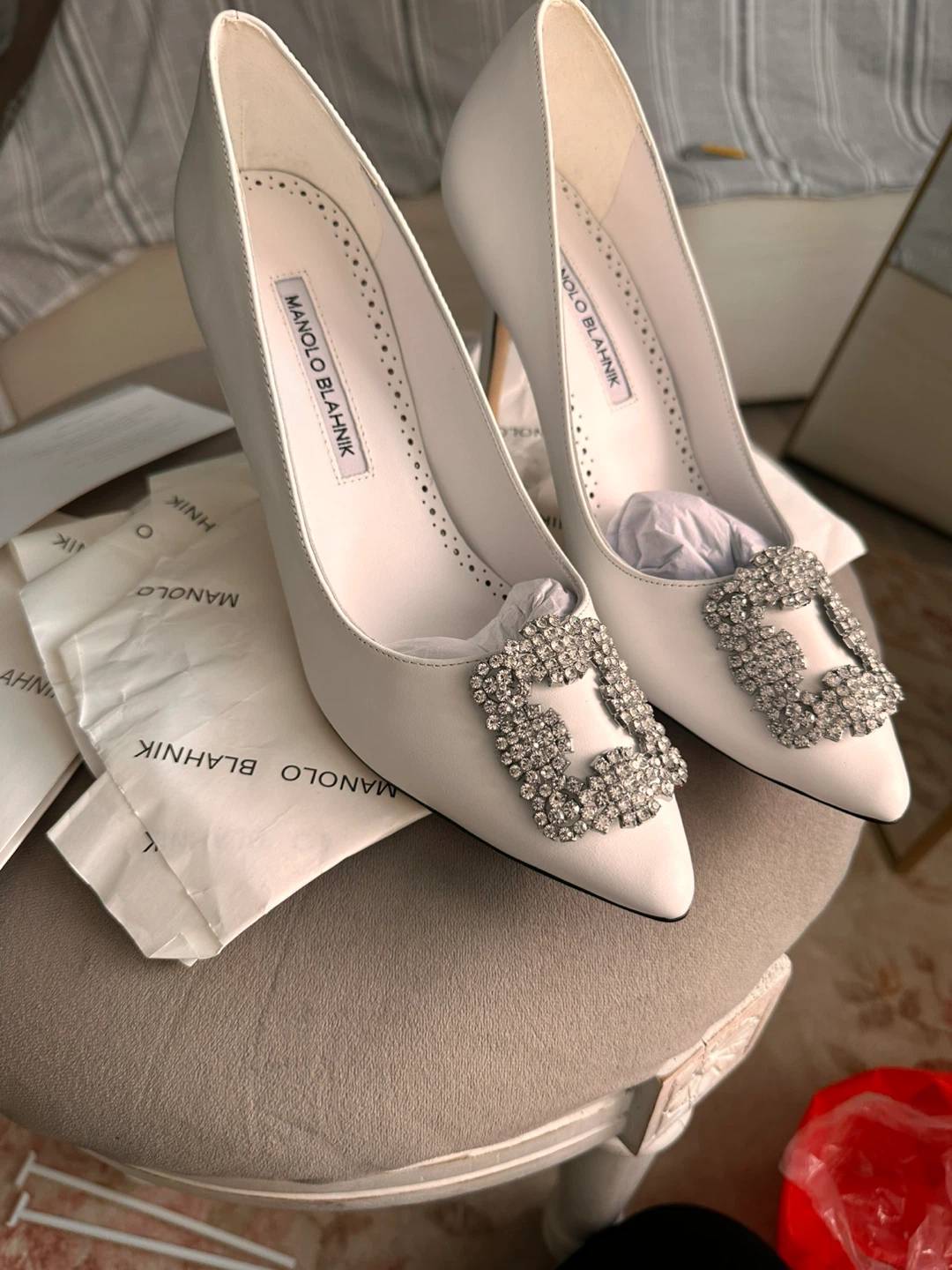 Manolo Blahnik White Satin Hangisi Pumps Size 39 - photo 2