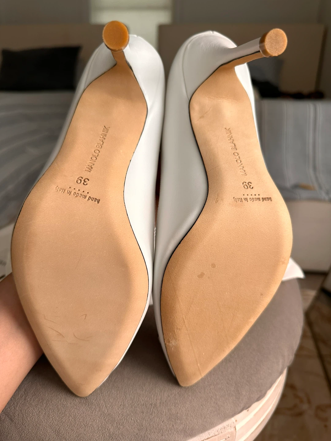 Manolo Blahnik White Satin Hangisi Pumps Size 39 - photo 3
