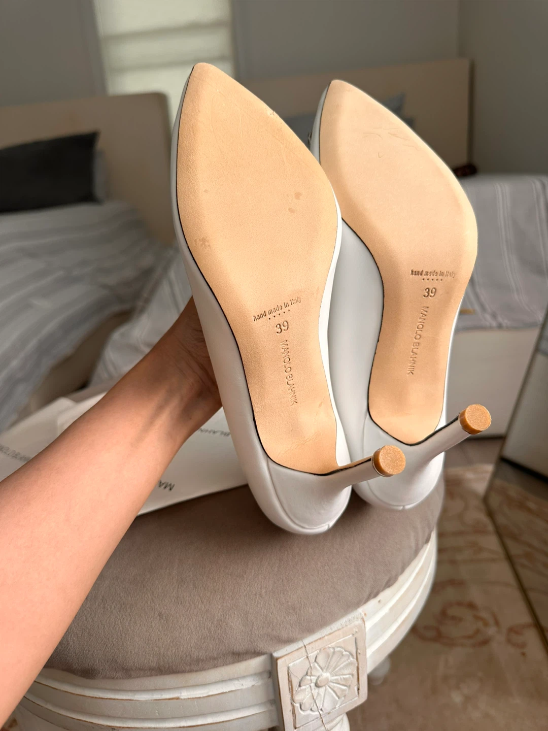 Manolo Blahnik White Satin Hangisi Pumps Size 39 - photo 4