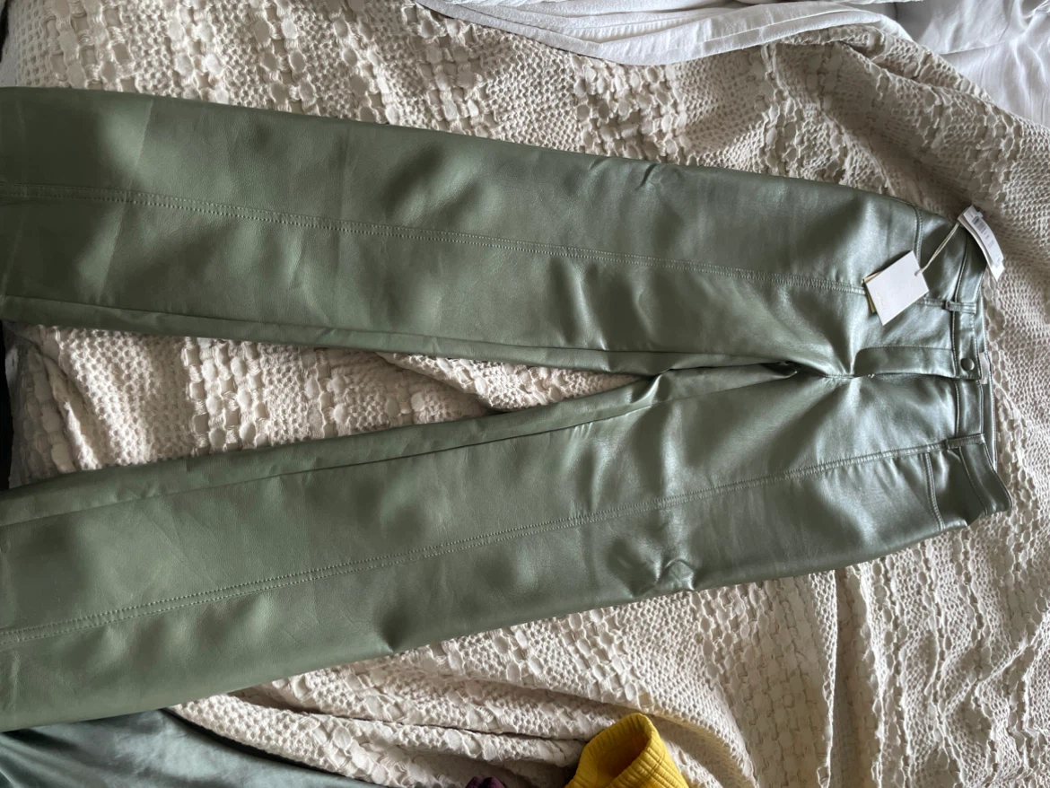 Aritzia new with tags and gently used xs-s - photo 3