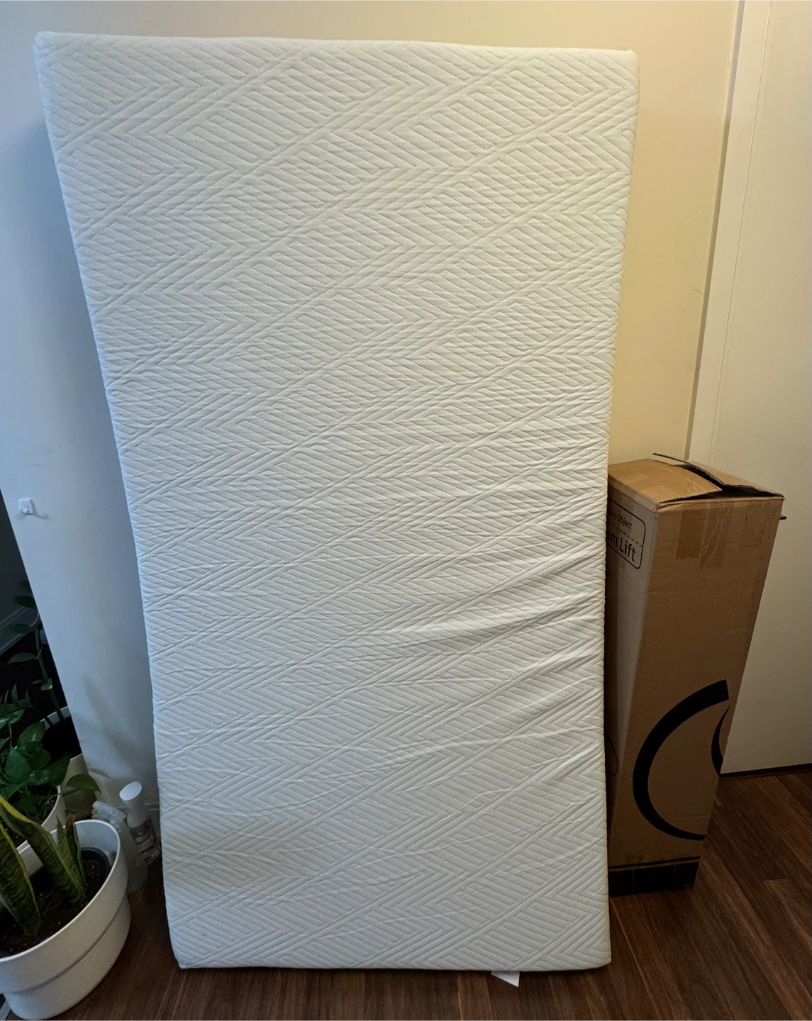 Almost BRAND NEW Lukace Twin Size Memory Foam Mattress