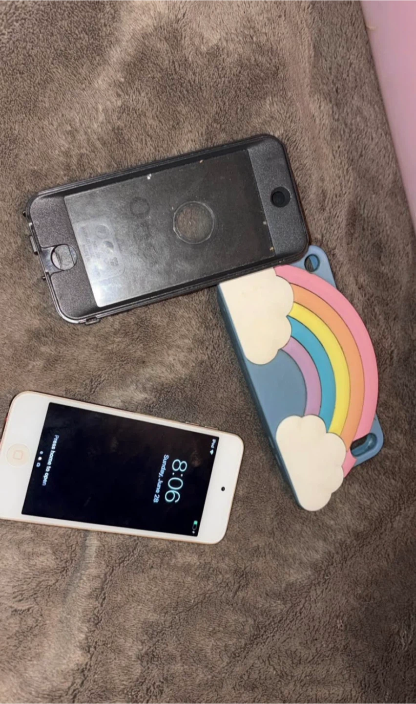Apple iPod Touch (Gold) with Rainbow Case