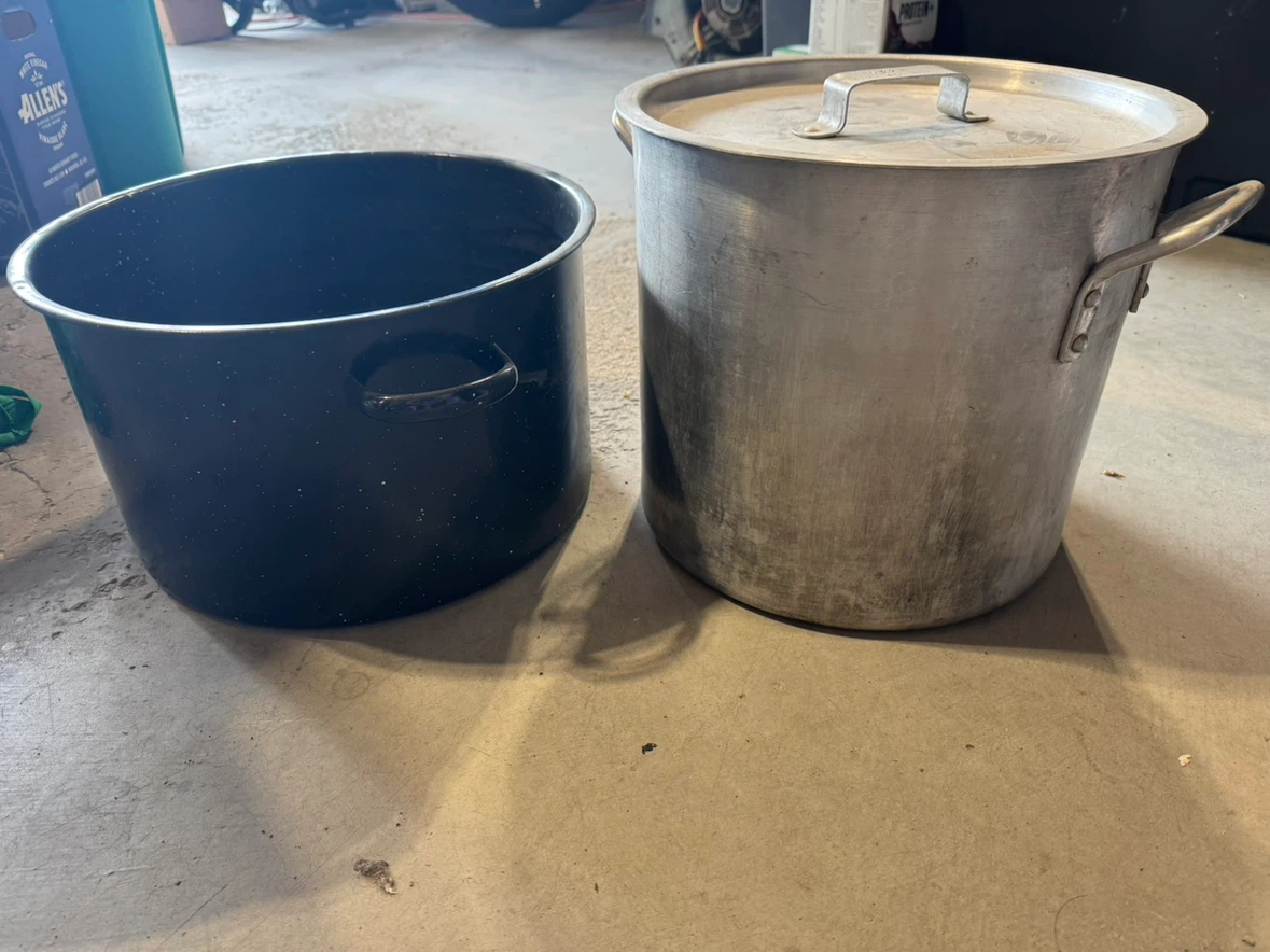 2 Large Stock Pots with Lids