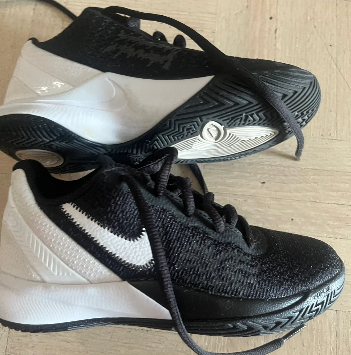 Nike Kyrie Flytrap Basketball Shoes Size 11C - photo 2
