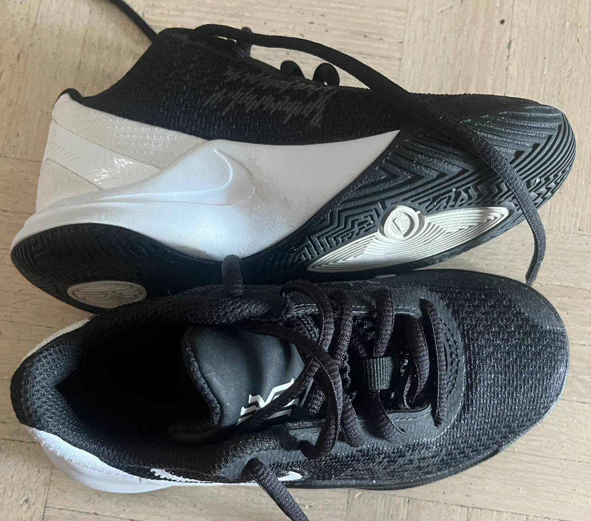 Nike Kyrie Flytrap Basketball Shoes Size 11C - photo 3