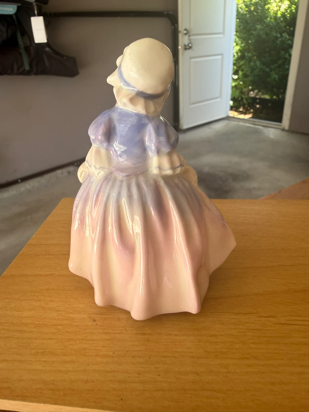Royal Doulton HN 1678 "Dinky Do" Figurine - photo 2
