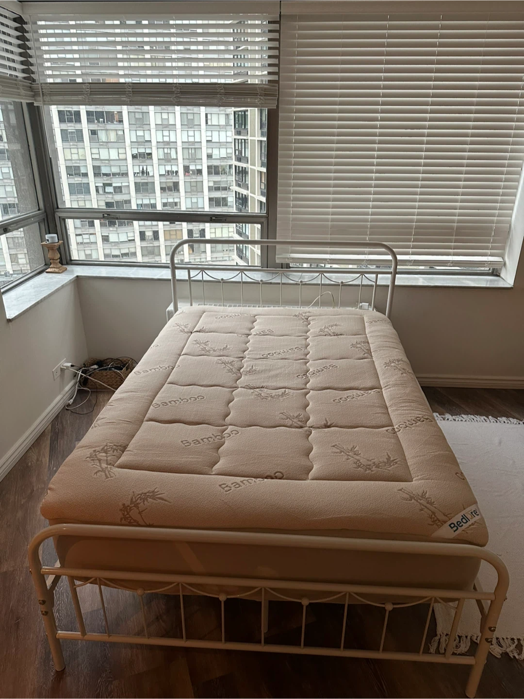 Full frame and full sized mattress - photo 2