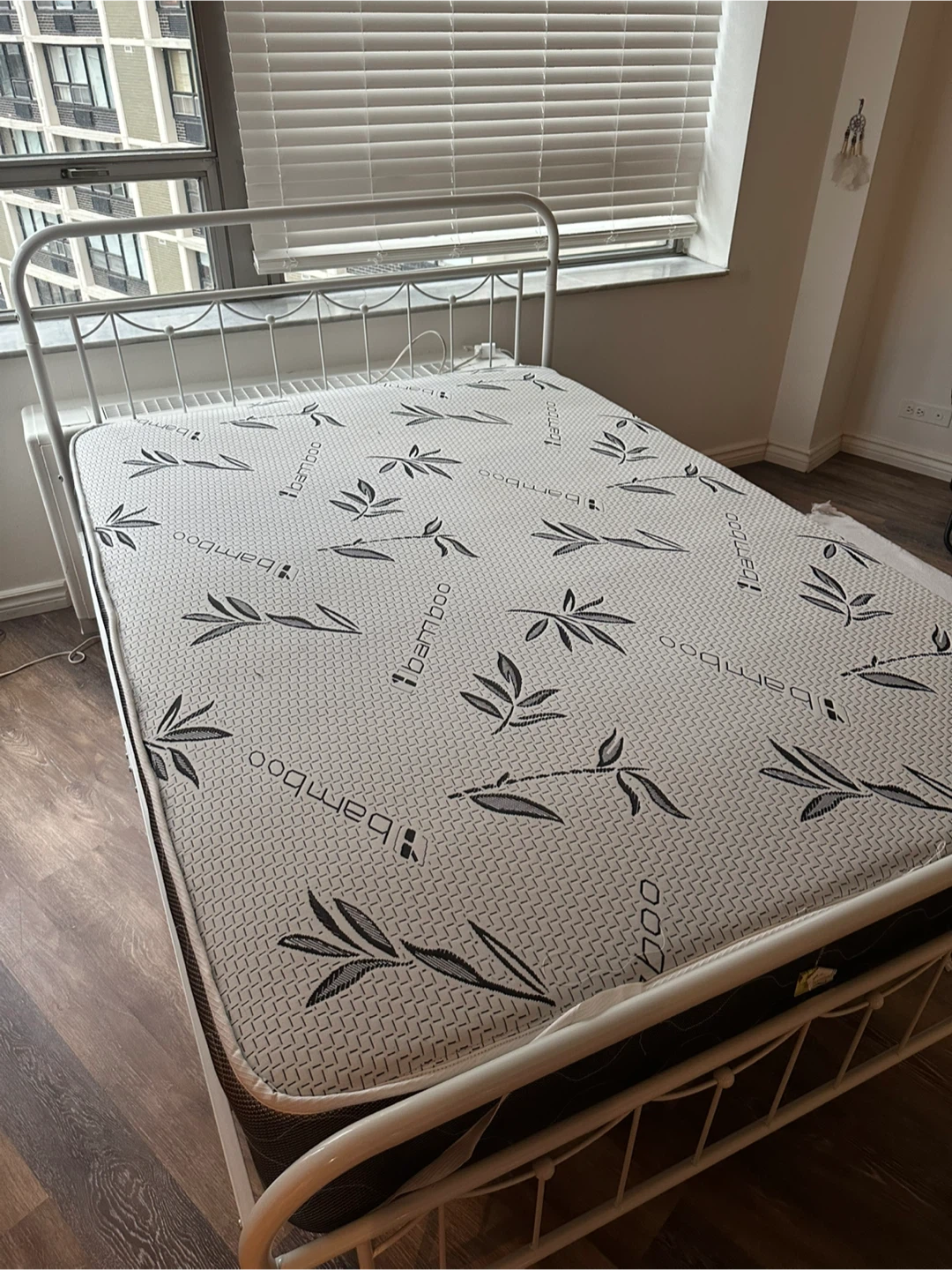 Full frame and full sized mattress - photo 5