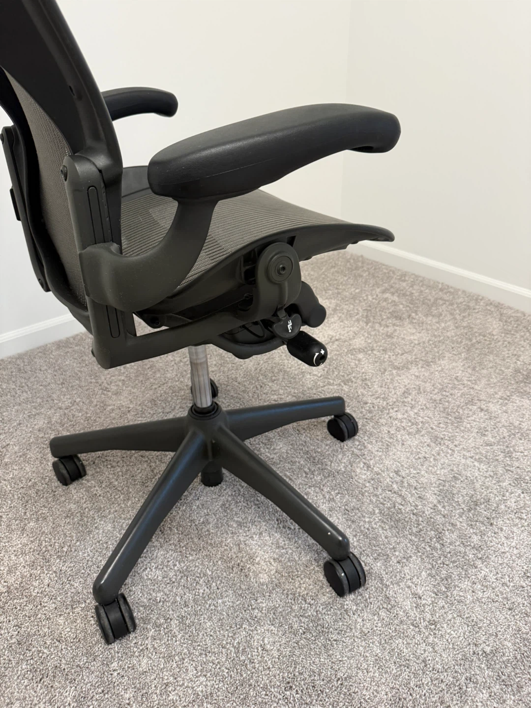 Herman Miller Aeron Chair - photo 3