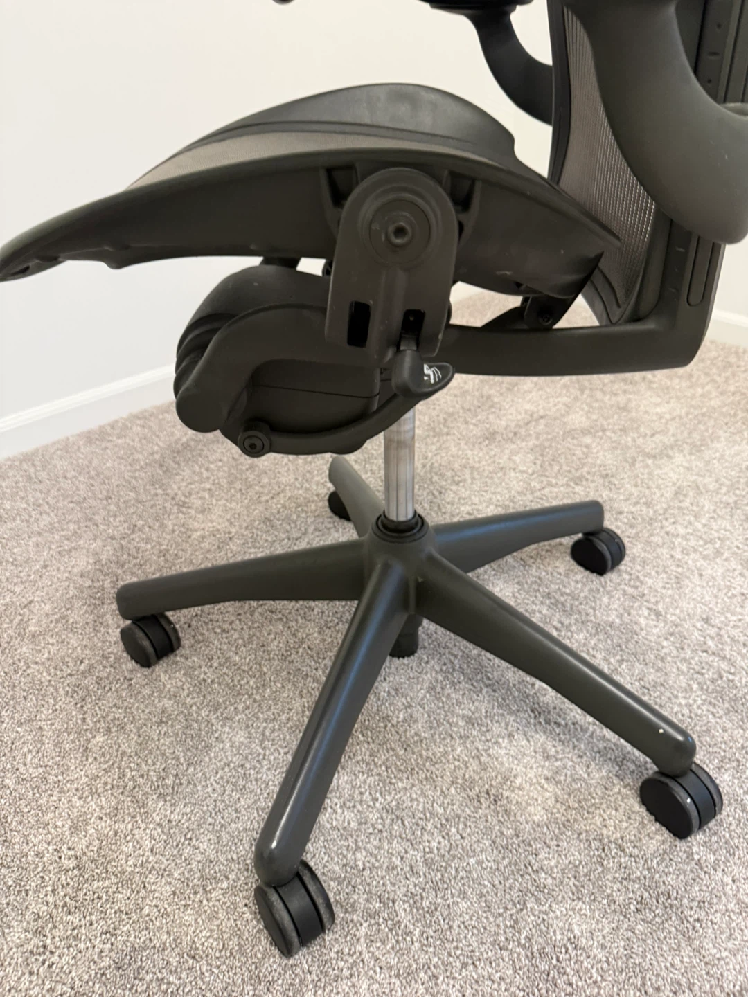 Herman Miller Aeron Chair - photo 4